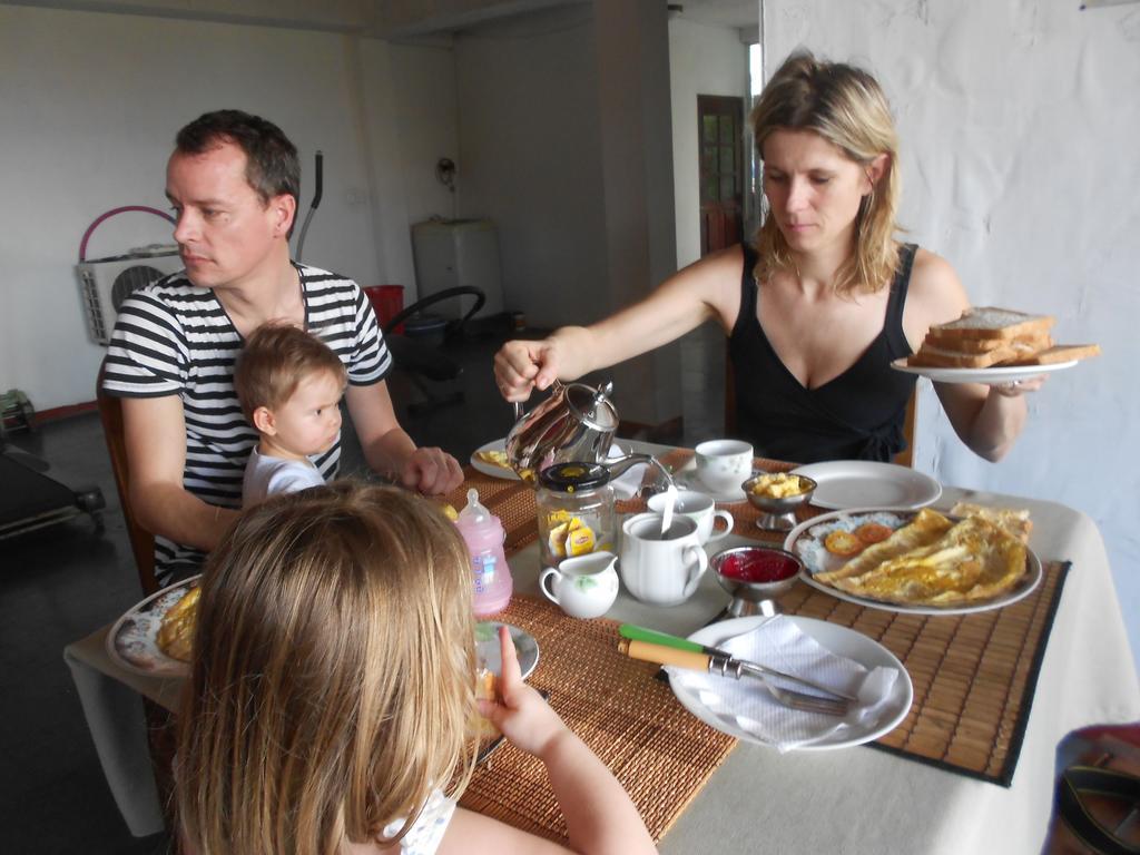 Shanith Guesthouse نيجومبو الغرفة الصورة